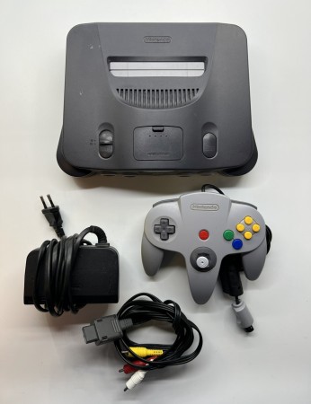 Nintendo 64 maskin med originale kabler og håndkontroll