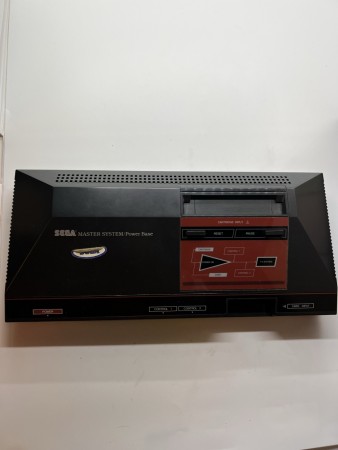 Sega Master System konsoll med kabler og en kontroll
