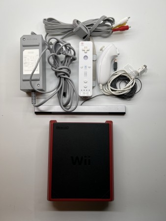 Nintendo Wii Mini konsoll med kontrollere, kabler, og sensorbar