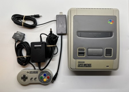 ﻿Super Nintendo(SNES) maskin med kontroll og kabler